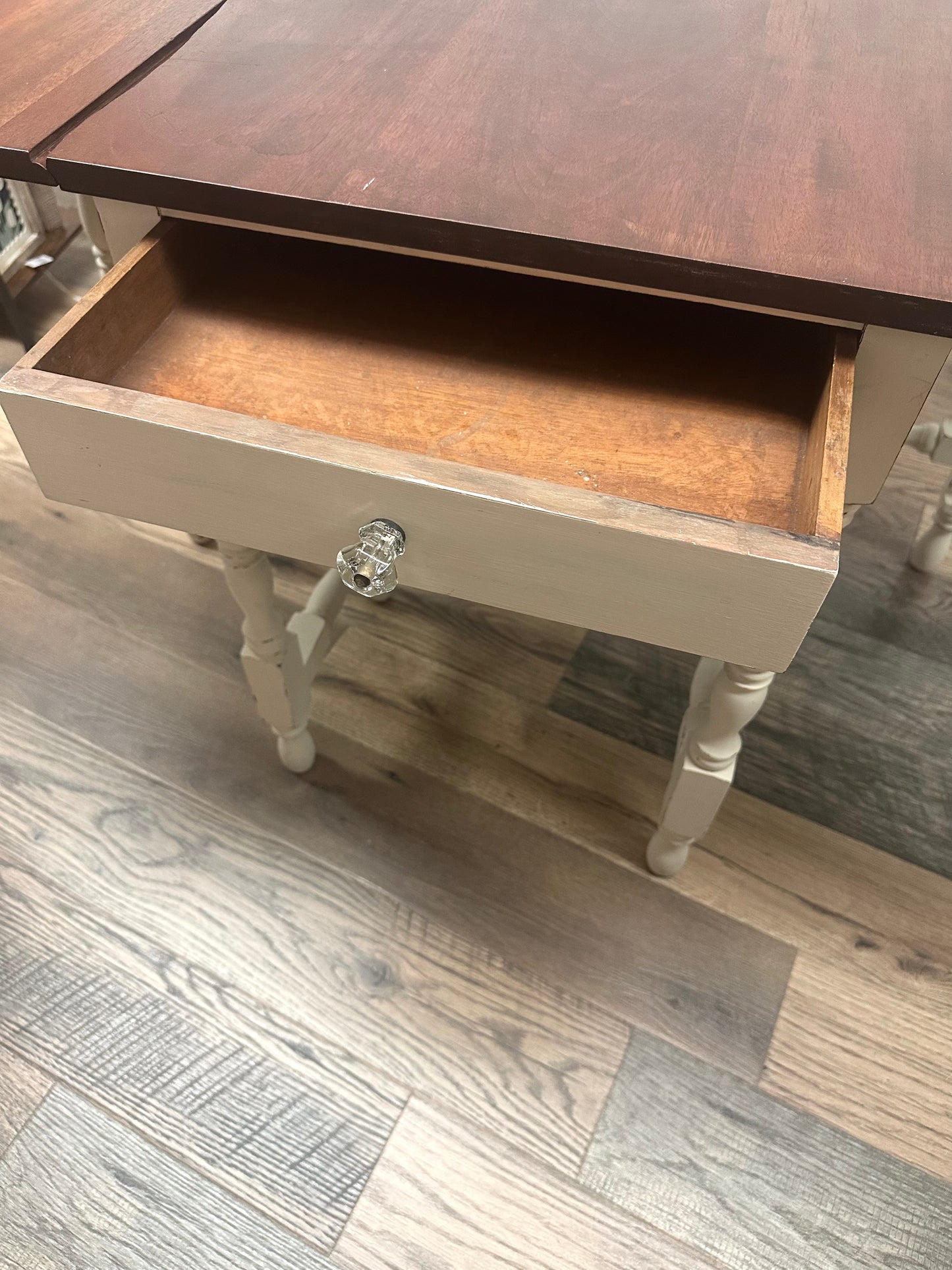 Gate leg table