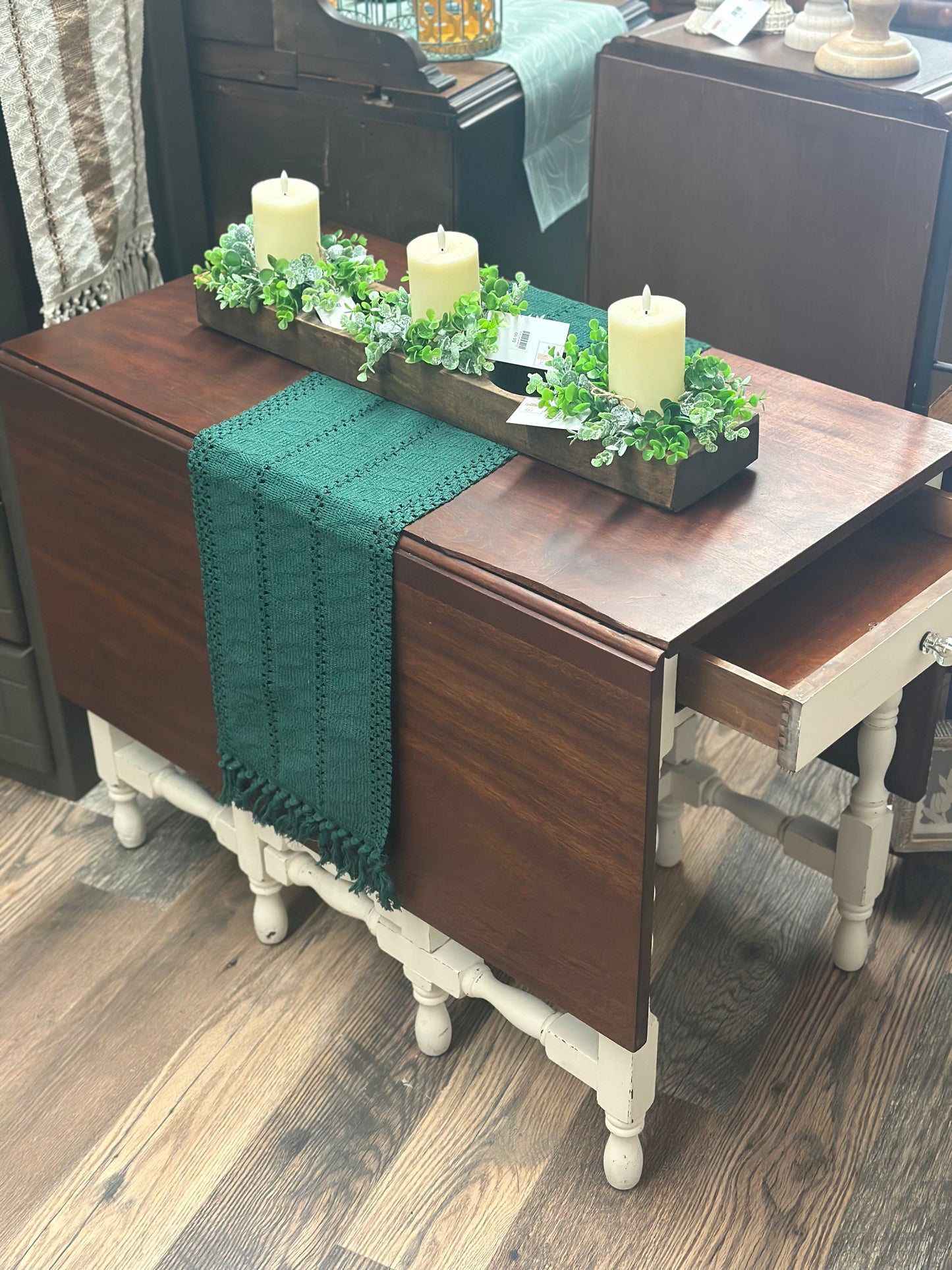 Gate leg table