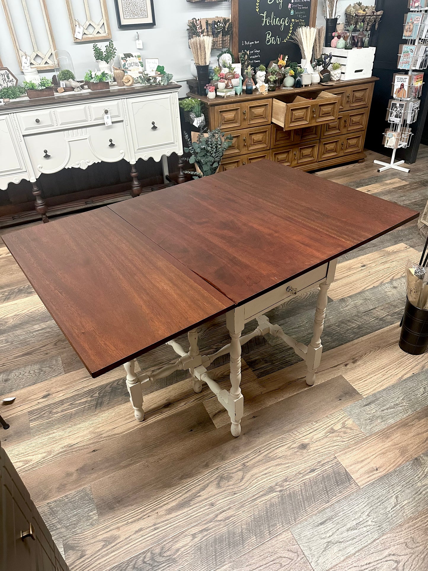 Gate leg table