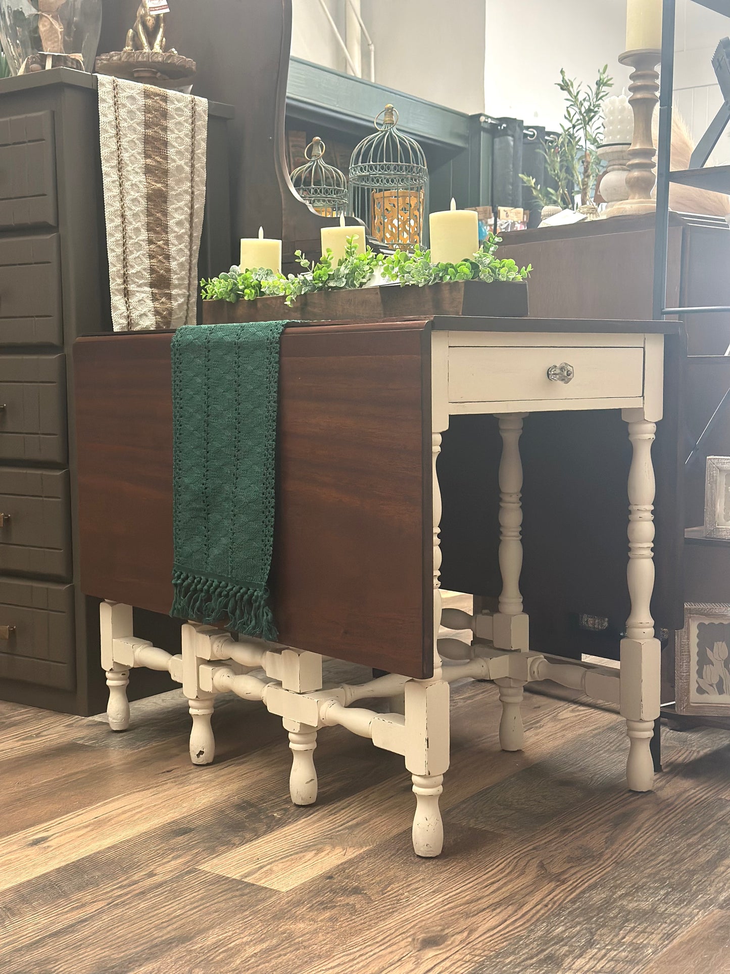 Gate leg table